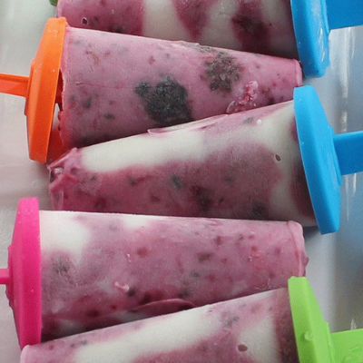 blackberry and vanilla yogurt swirled popsicles