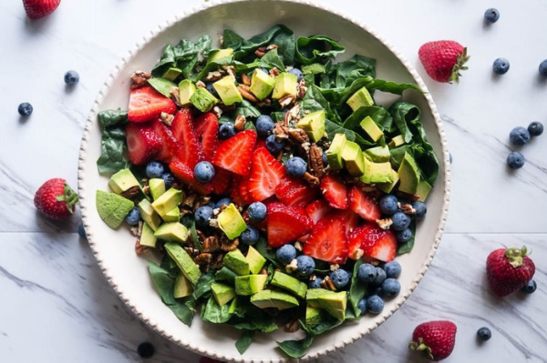 spinach and berry salad