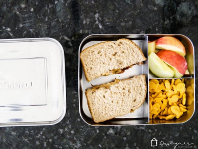 apple slices in lunchbox